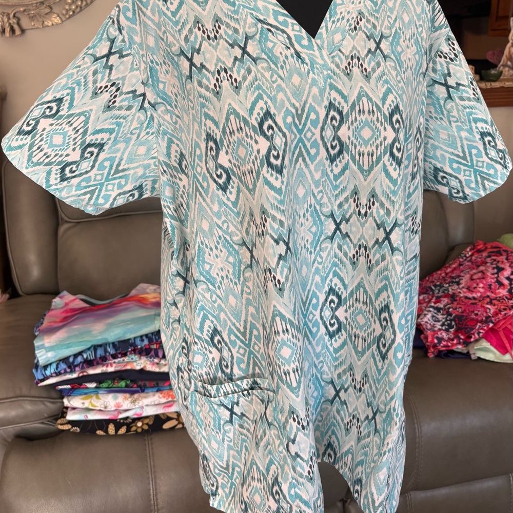 Scrub top by UA Teal and White Ikat Geometric Patterned Tunic Large